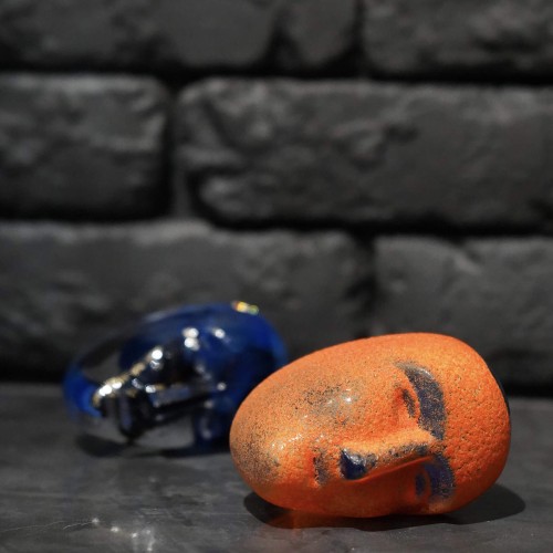 Статуетка зі скла Kosta Boda Brains Цезар оранжево-синя 5х8
