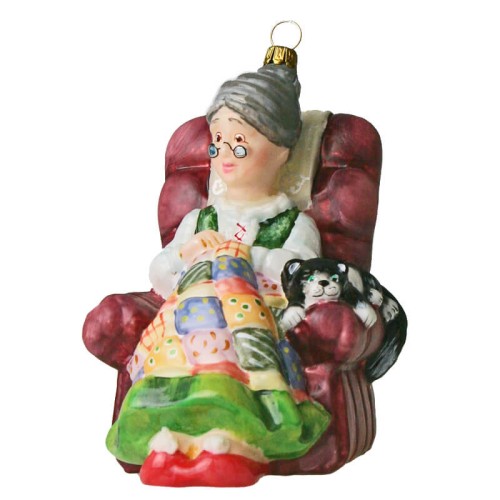 Ялинкова іграшка Komozja Бабуся в кріслі з пледом