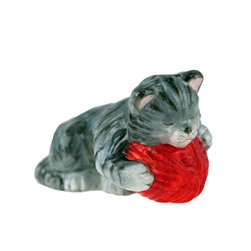 Ялинкова іграшка Komozja Кошеня спить на вовняному клубку