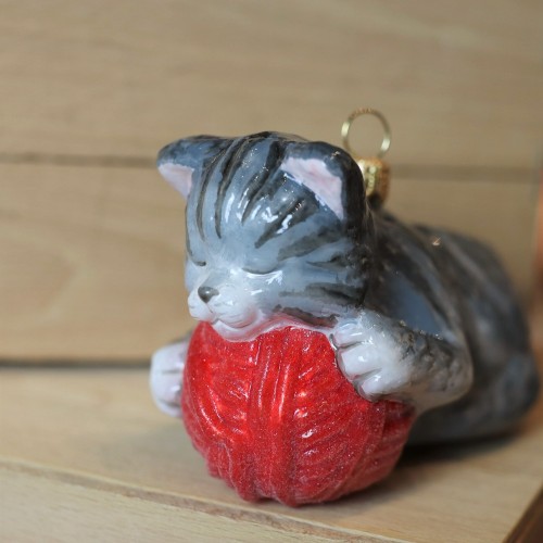 Елочная игрушка Komozja Котенок спит на шерстяном клубке