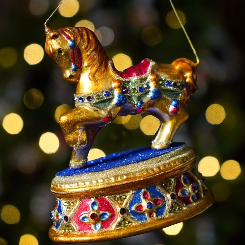 Елочная игрушка Символ года Komozja Конь золотой на подставке