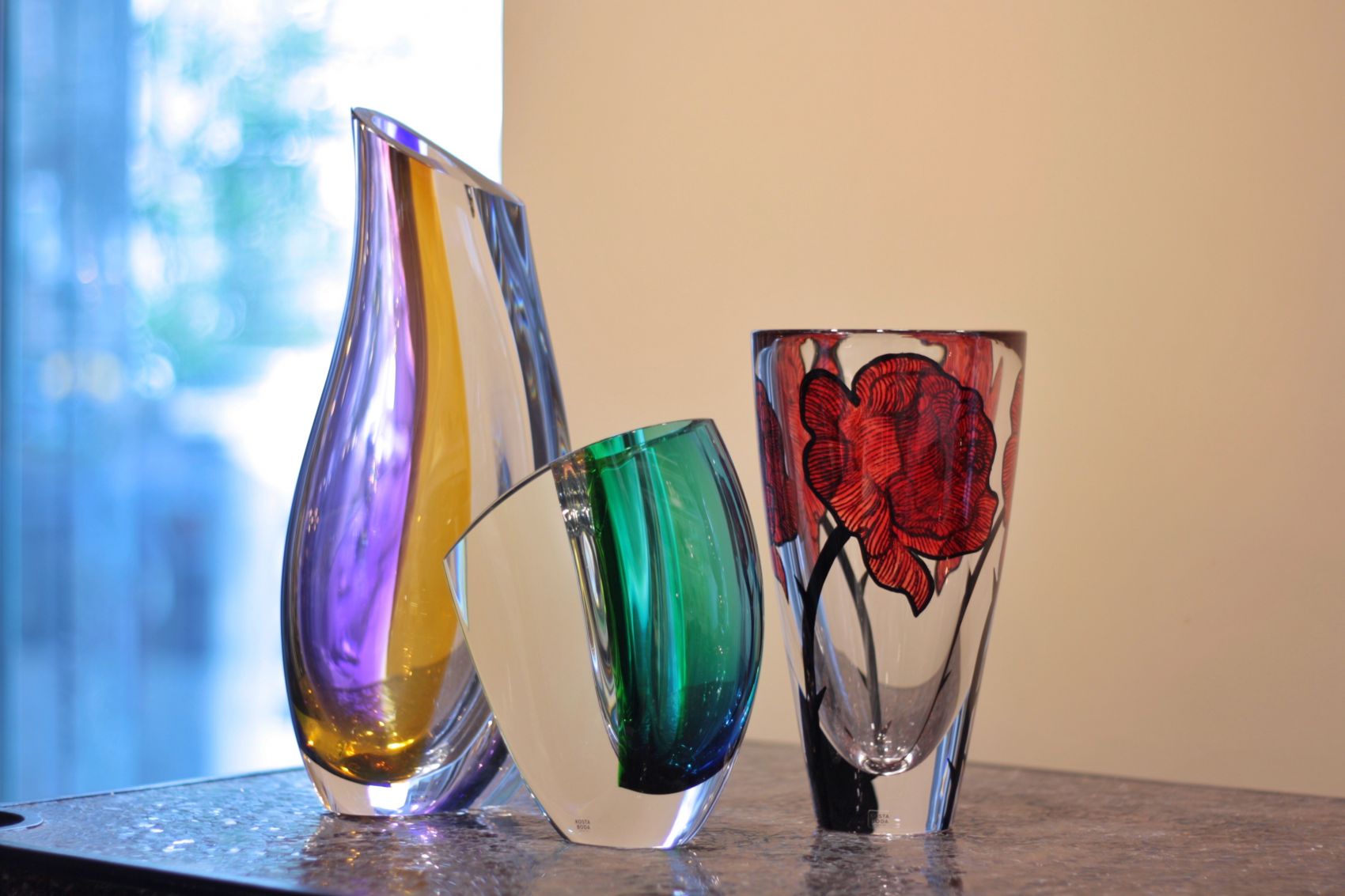 Цветной ваза. Стеклянные вазы. Цветные стеклянные вазы. Вазы из цветного стекла. Стильные стеклянные вазы.