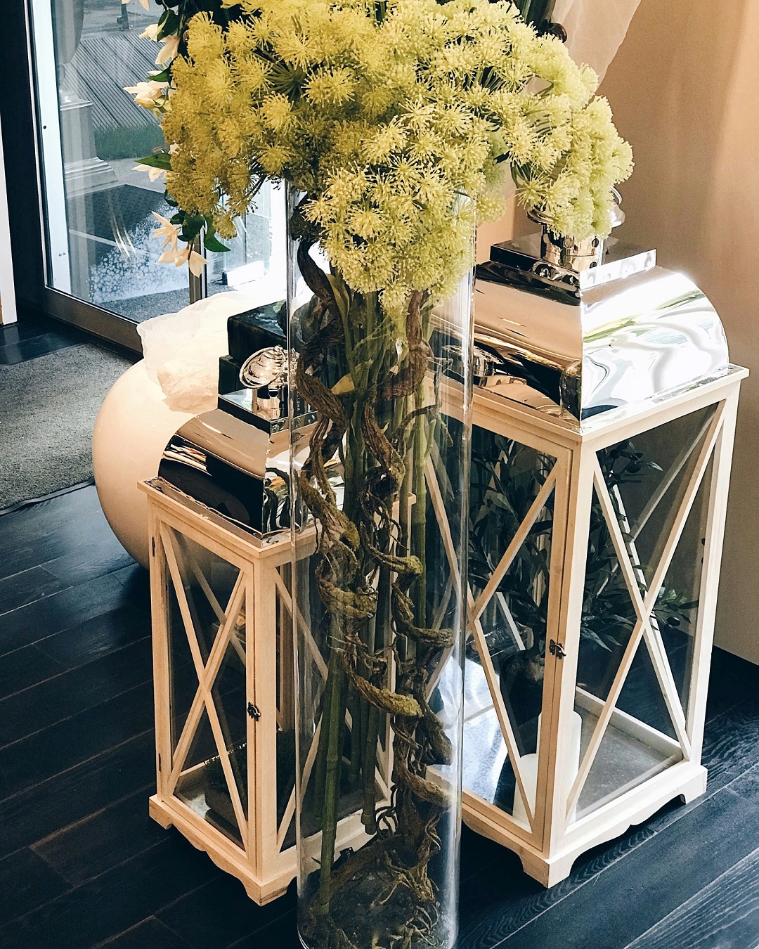 Купить вазу для цветов с доставкой в СПб | Заказ напольной вазы в магазине FlowersShop